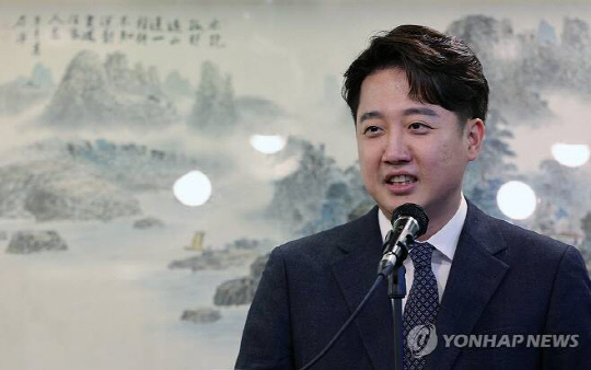 이준석 전 국민의힘 대표가 27일 서울 노원구 한 식당에서 기자회견을 열고 국민의힘 탈당과 향후 정치 행보에 대해 밝히고 있다. 연합뉴스